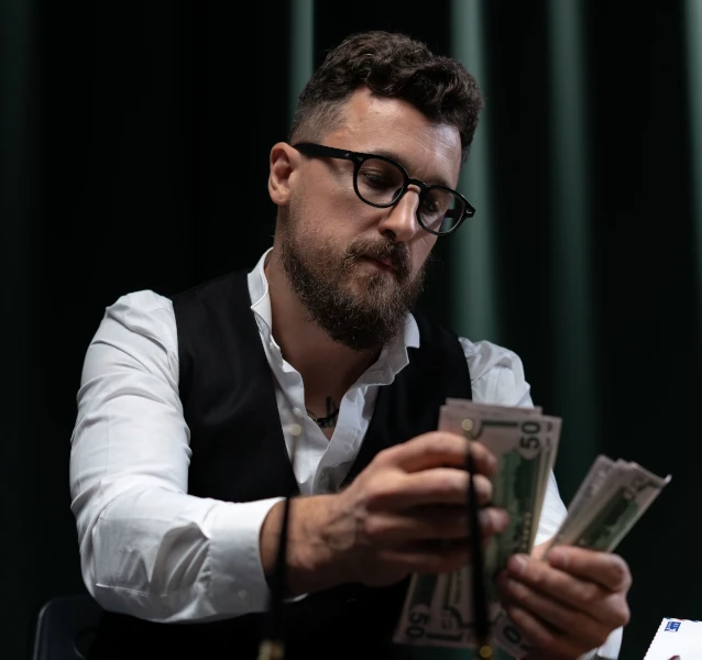 Homme distribuant des jetons dans un casino illustrant les signes d'une dépendance aux jeux d'argent.