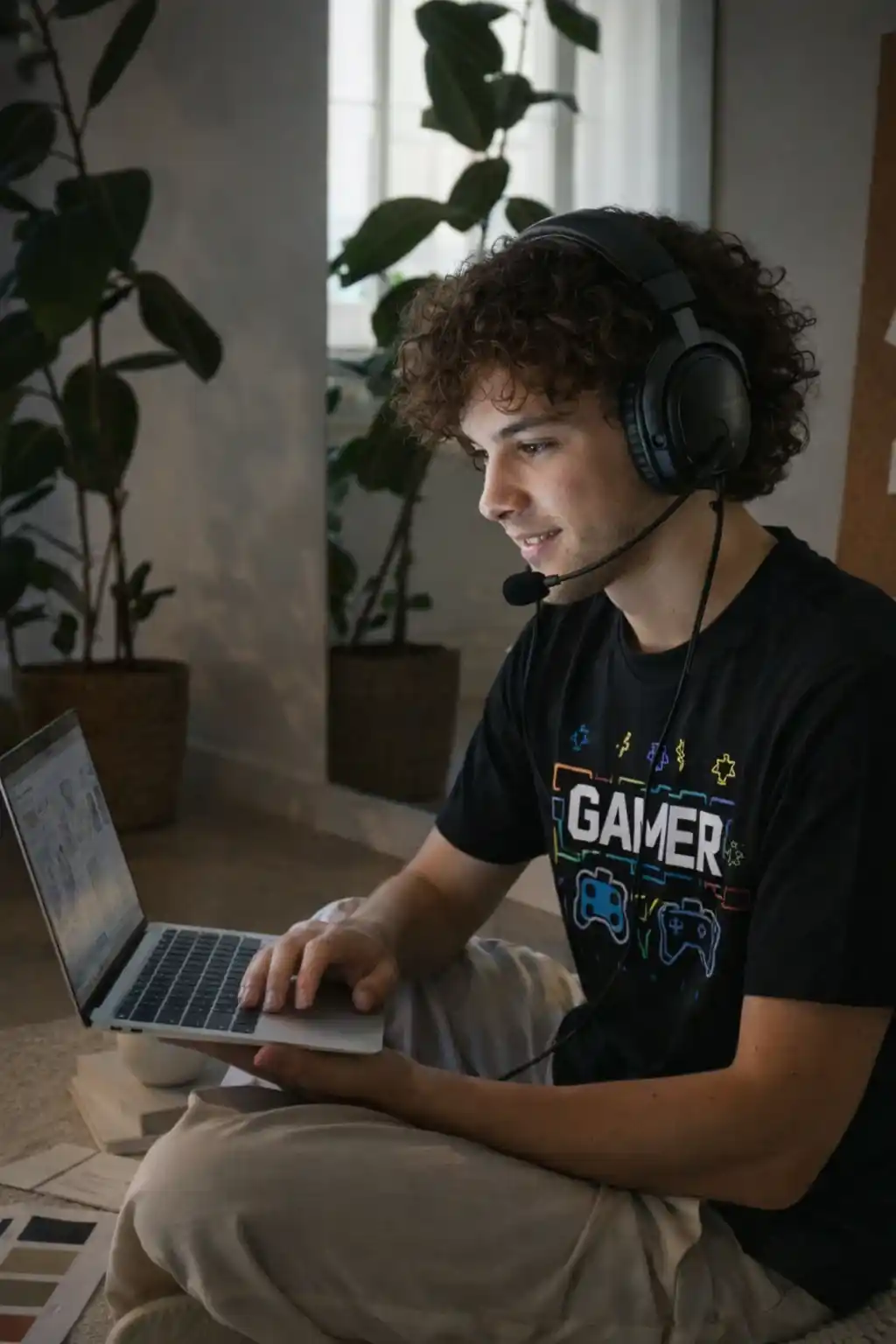 Jeune homme utilisant son téléphone pour consulter des paris sportifs en ligne