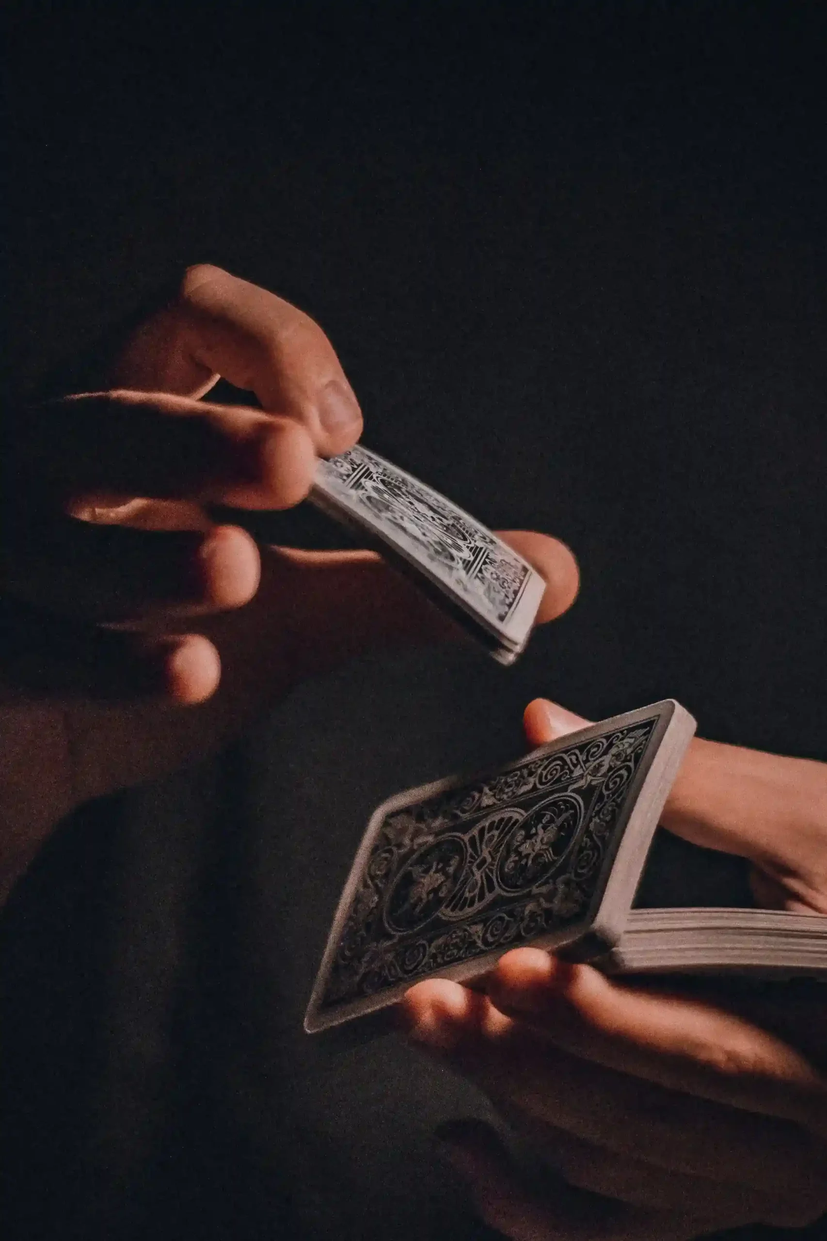 Jeu de cartes et jetons de casino illustrant l'addiction aux jeux d'argent et les solutions pour arrêter de jouer.