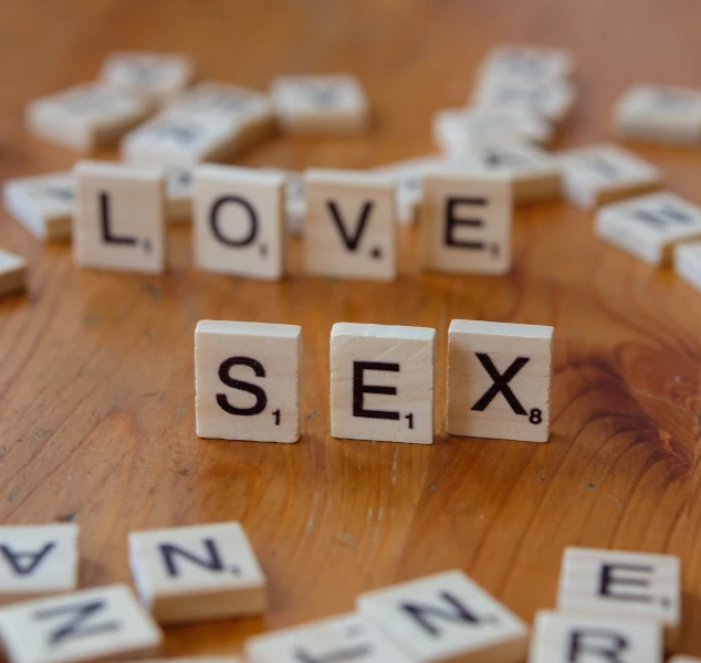 Mot “LOVE SEX” formé comme un sudoku illustrant la question de l’addiction sexuelle et de la dépendance affective