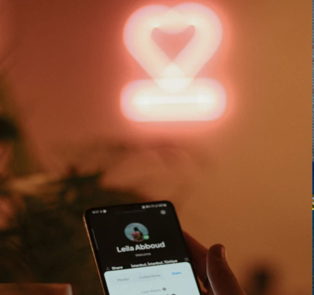 Smartphone affichant un cœur rose symbolisant les relations affectives et les comportements sexuels compulsifs