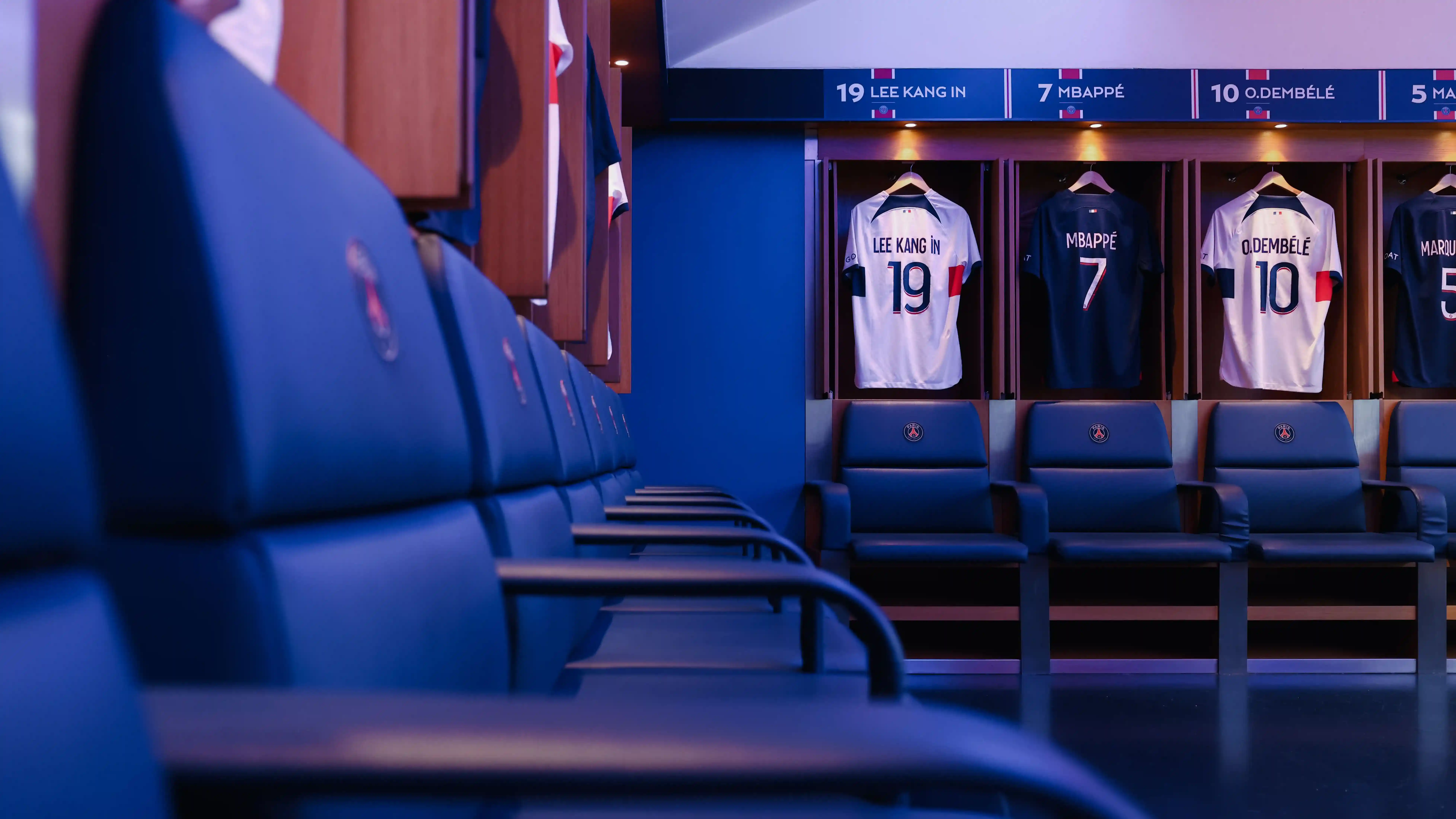 Coulisses d'un stade de football illustrant les nombreuses sollicitations liées aux paris sportifs et aux jeux d'argent.