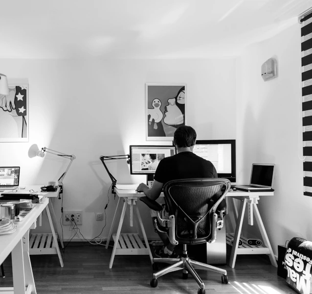 Homme seul dans une chambre devant un ordinateur, illustrant l’usage solitaire de contenus pornographiques sur écran.