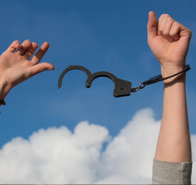 Mains qui ne sont plus menottés, illustrant la fin du sentiment de dépendance et de perte de contrôle.